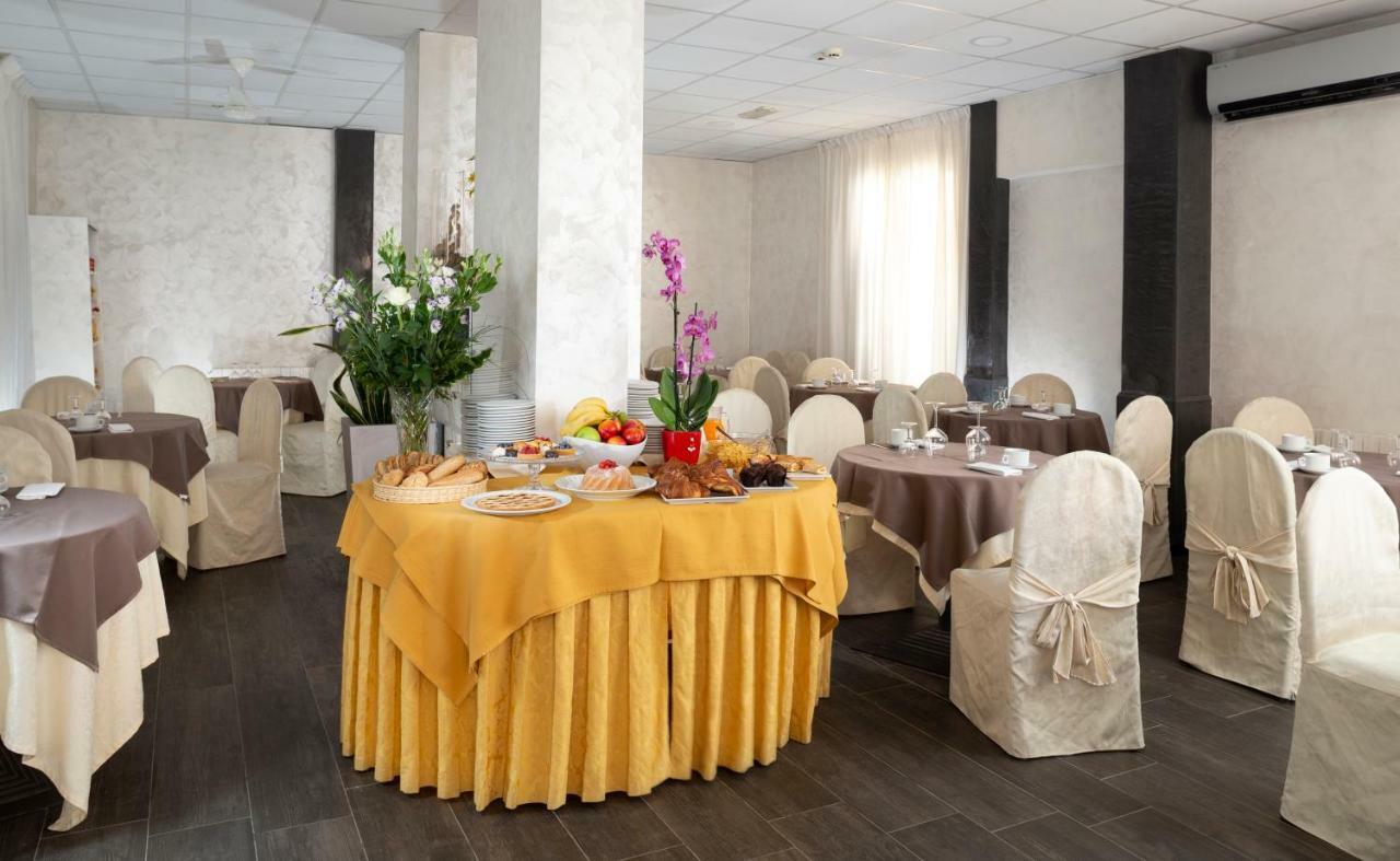 Hotel Saxon Ріміні Екстер'єр фото
