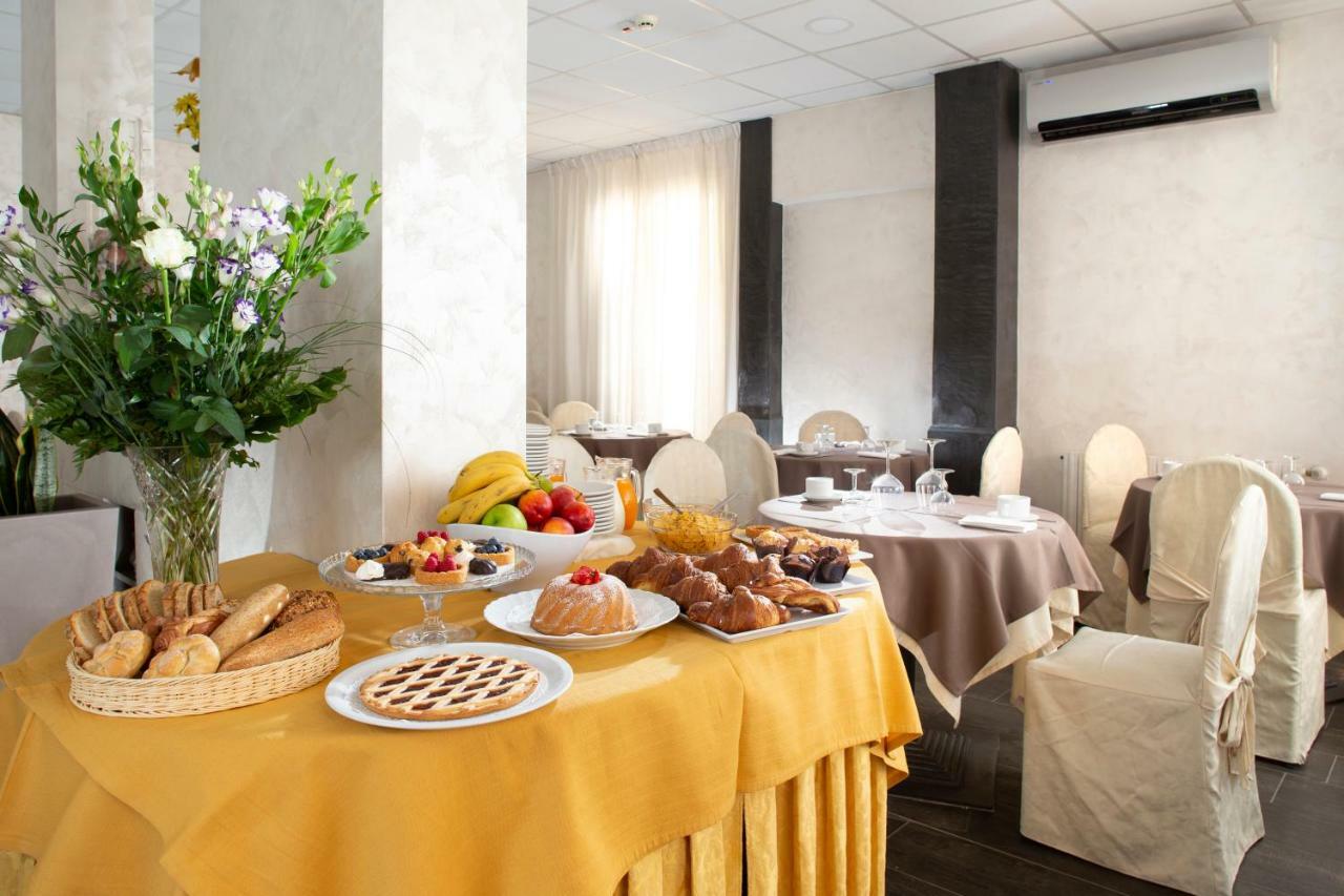 Hotel Saxon Ріміні Екстер'єр фото